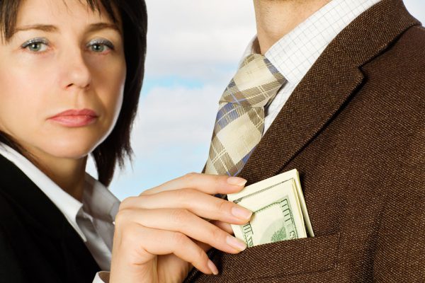 Никому не рассказываю обычно, что у мужа зарплата в 2 раза меньше, но однажды не сдержалась