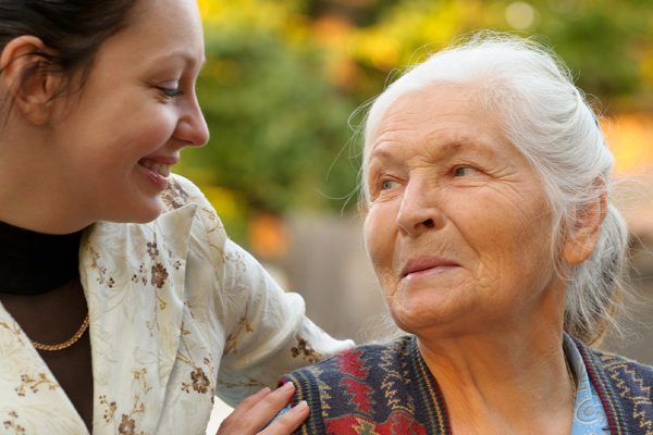 Брат обманом заставил бабулю переписать на него квартиру, а ее упек в пансионат для пожилых