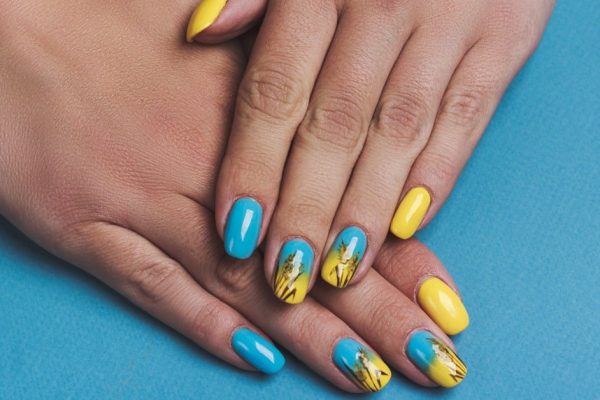 Французский маникюр стал цыганщиной, в 2022 году ходить с таким не стоит