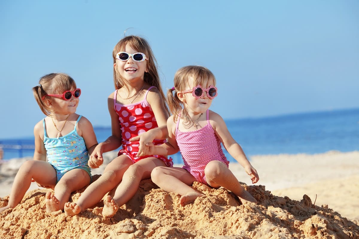 Мамы из ТикТок придумали, как комфортно отдыхать на пляже с маленькими детьми, и мы намерены воспользоваться их советом