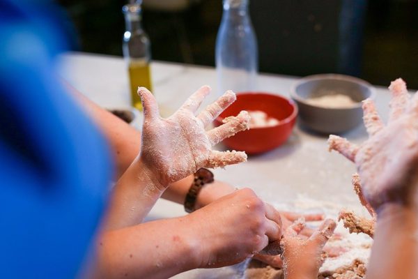 Сдобное безопарное тесто, что буквально вываливается из кастрюли, отменно поднимается