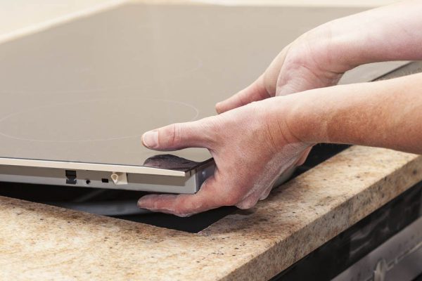 Почему хозяйки массово меняют старые газовые плиты на встроенные индукционные