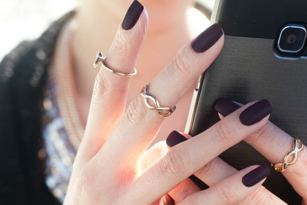 Мужчинам всё равно, какой там у вас маникюр, поймите истину