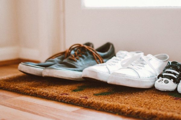 Почему американцы ходят по дому в обуви и вежливо ли заставлять гостя разуться