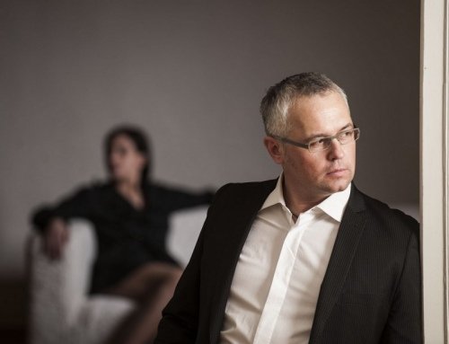 мужчина у окна