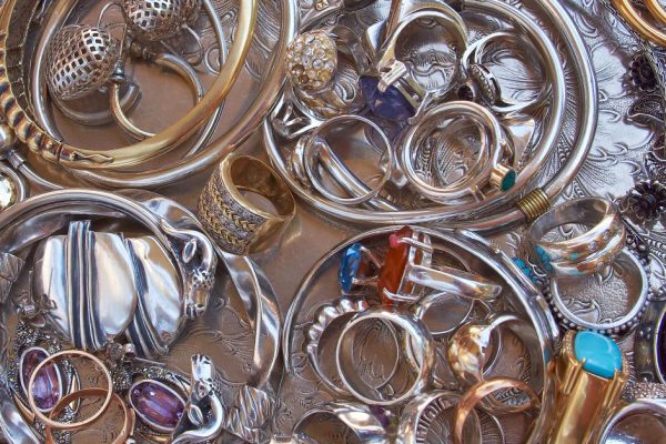 Эзотерик подсказывает, что делать, если серебро на человеке почернело