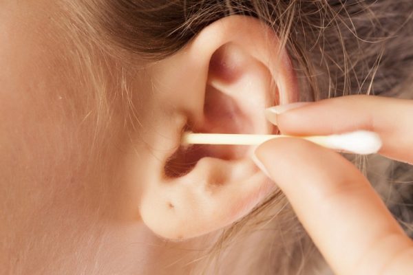 Врачи бьют тревогу: чистка ушей ватными палочками может быть опасной для здоровья!