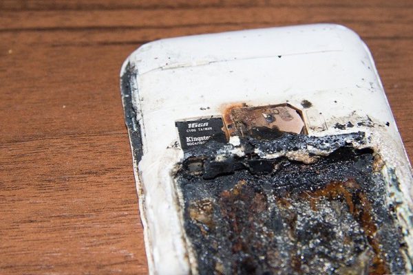 Будь осторожен! Вот почему нельзя разговаривать по мобильному, когда он заряжается.