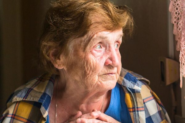 Мы подъехали к дому брата, чтобы забрать оттуда маму, она была согласна отправиться в дом престарелых