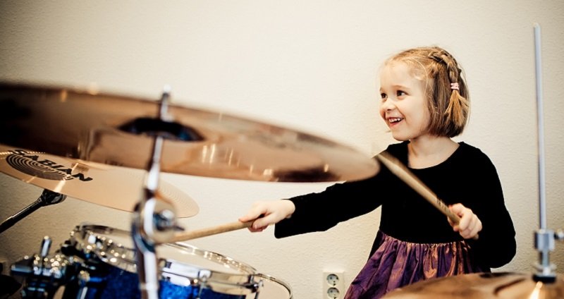 девочка за барабанами