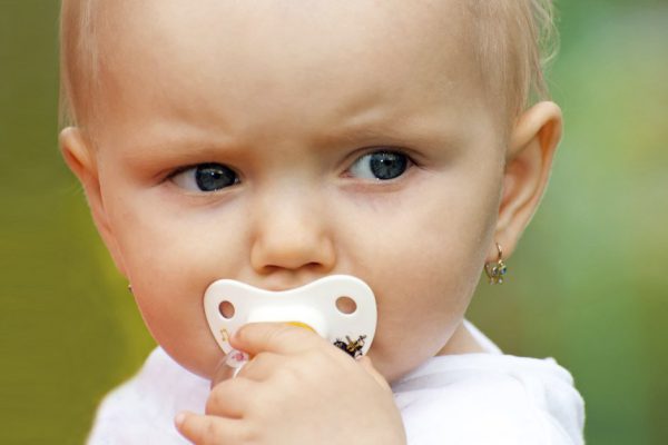 Можно ли пробивать девочке уши, когда она совсем маленькая