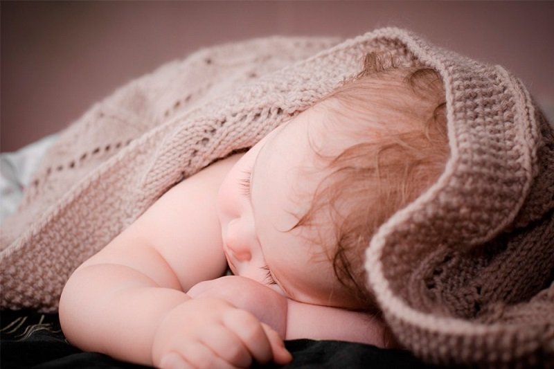 почему ребёнок сильно потеет во время сна