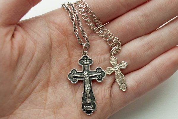 Потемнел нательный крестик, всё гадаю, в чём может быть причина и что с этим делать