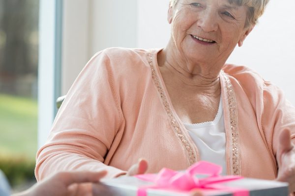 Вещи, которые нельзя дарить родным и знакомым, они притягивают несчастье