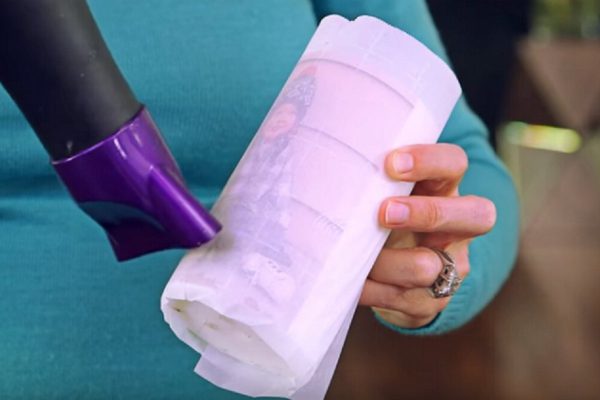 Вот как превратить обычную свечу в восхитительный подарок!