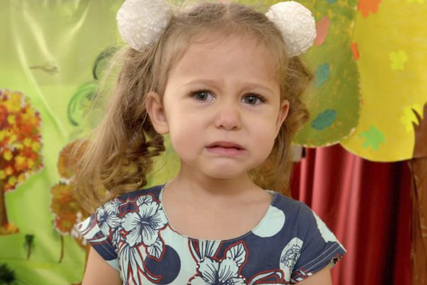 Что ответить ребенку, который плачется, что в семье никогда нет денег и не дарят подарки