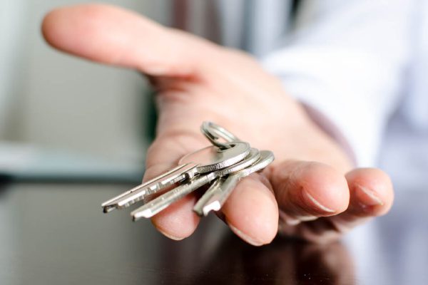 Подарили сыну на свадьбу квартиру, я оставила одни ключи себе, чтобы захаживать к невестке