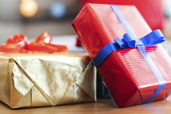 В этом году новогодними подарками занимаюсь я, своей маме я купила путевку в санаторий, а свекрови теплый плед