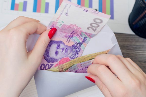 Месяц по копейке собирала невестке на подарок, радостно вручила его, но через минуту ко мне подошел сын