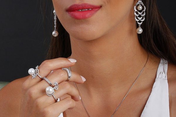 Подарил жене серьги на годовщину и обмер, заметив у нее кулон любовницы