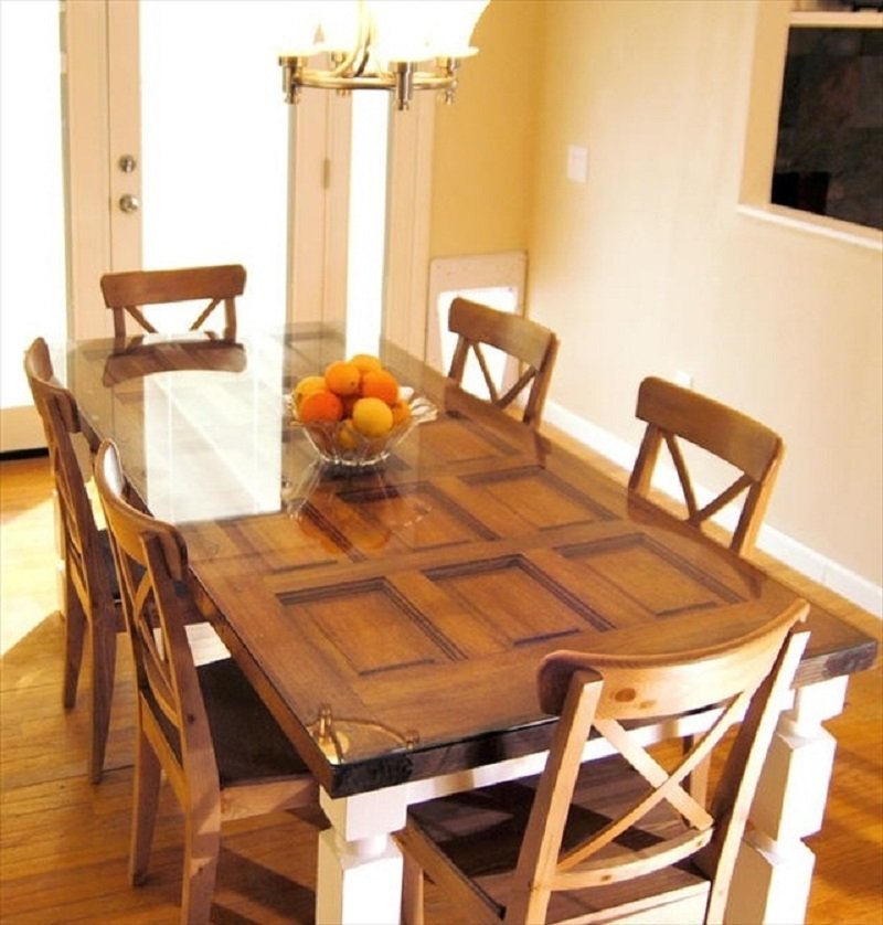 стол из дверей