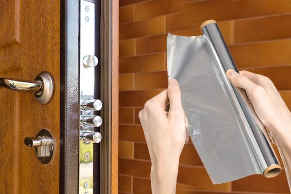 Заверни ручку на входной двери алюминиевой фольгой и спи спокойно, ловкий трюк против воров