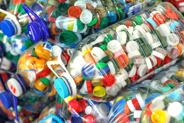 Варианты поделок из пластиковых крышек