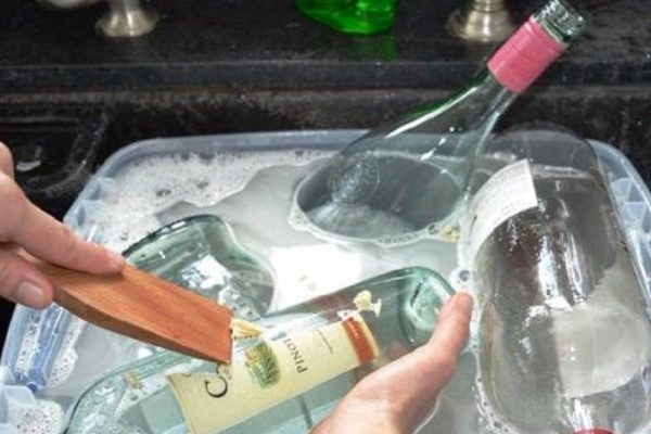 Женщина долго возилась с грязными бутылками. Когда я учтиво спросил, в чём дело, получил сюрприз!