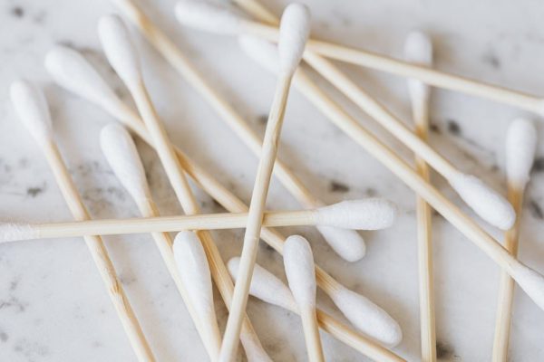 У меня всегда есть пару пачек ватных палочек в доме, покажу, что вытворяю с ними в свободное время