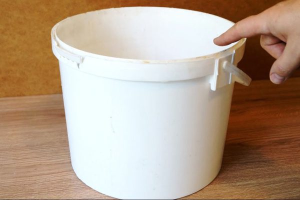 Что сделать для дома из пластикового ведра и веревки