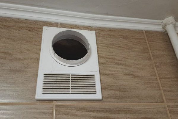 Управдом сообщил, что подключать вытяжку к общему каналу вентиляции нельзя, разбираемся, как выйти из этой ситуации