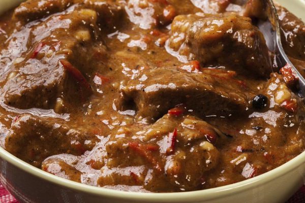 Улыбчивая советская повариха рассказывает, как приготовить подливку, будто из общепита