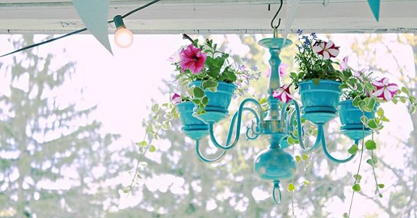 Чего только не придумают эти любители цветов! Оригинальная подставка для вазонов из люстры.