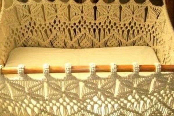 «Моя кроха спит в подвесной люльке, которую я сплела сама. Буду рада любой твоей оценке…»