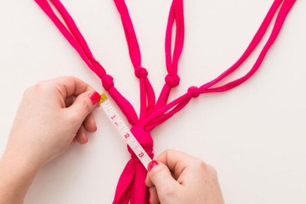 Понадобится 30 минут, чтобы связать яркие полоски из ткани. Когда ты завершишь работу, все обзавидуются!