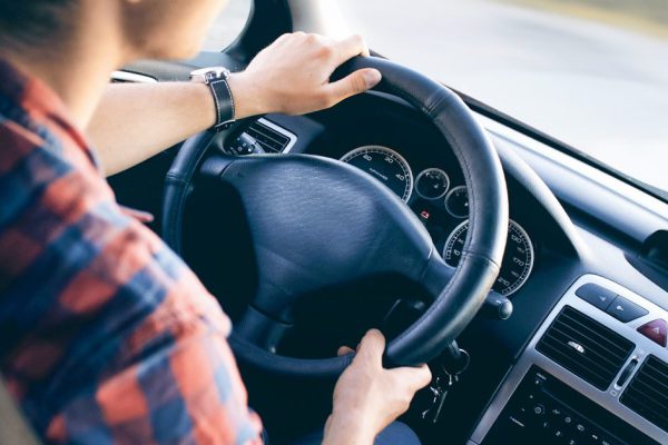 Водитель автобуса отвез мальчика на конечную неизвестного района, позвонил его маме и сказал, что ребенок в темной комнате