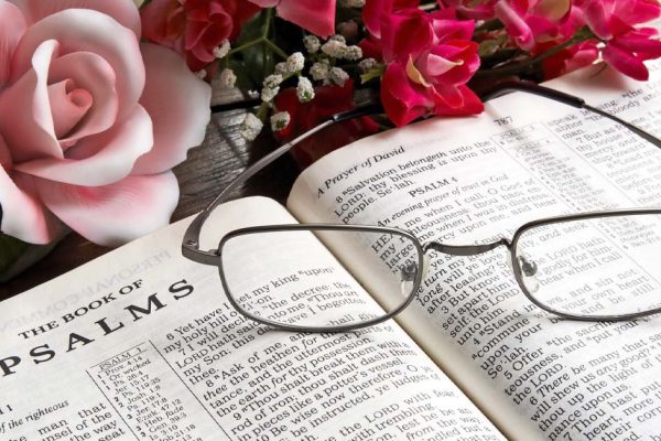 Какой псалом читать в трудные минуты