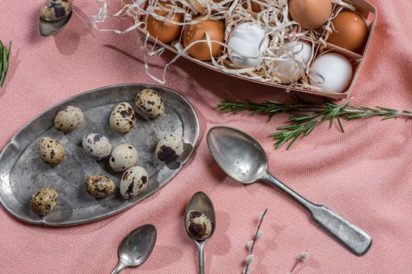 Необычный способ покраски пасхальных яиц