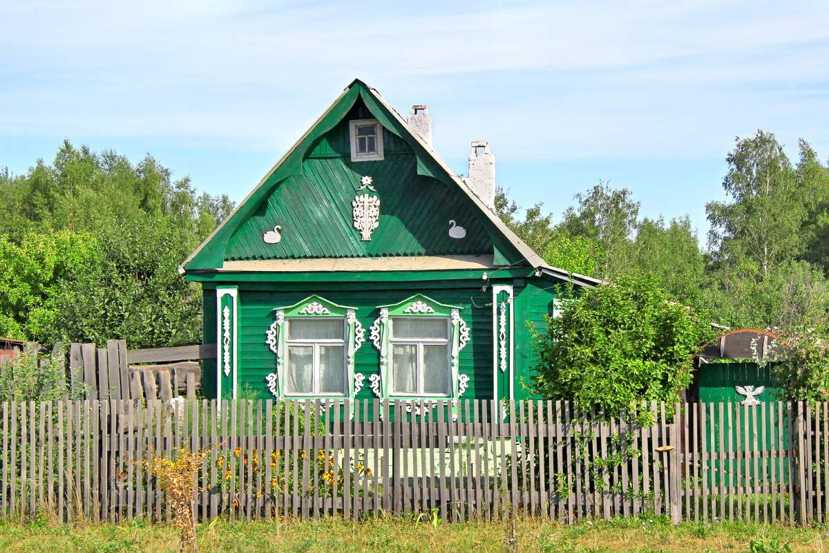 Зеленый дом в деревне