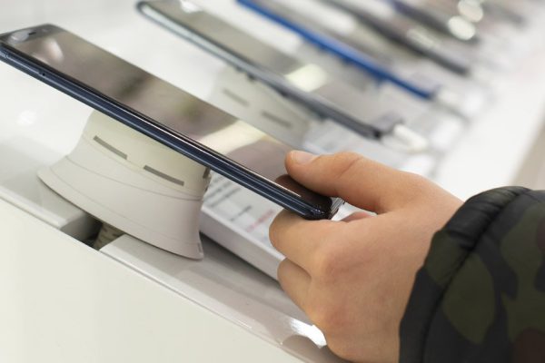 Муж подарил на день рождения крутой телефон, но девайс оказался с подвохом, хорошо, что муж знал, на что нужно обращать внимание