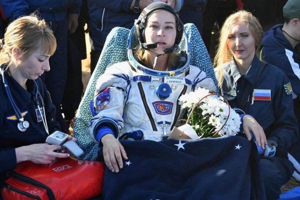 Космический корабль с Юлией Пересильд прибыл на землю, но встретили его гневными комментариями