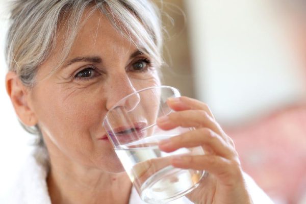 Сколько воды нужно пить в день и в какое время это лучше всего делать