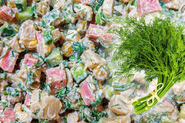 Каждая хозяйка готовит оливье по-своему, если нарезать укроп в салат, получится совершенно новый вкус