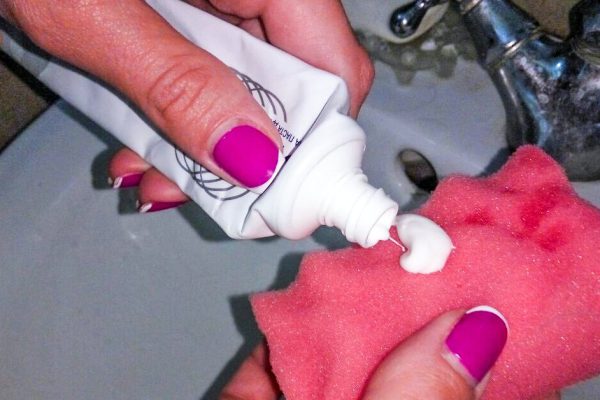 Зачем выдавливать зубную пасту на губку