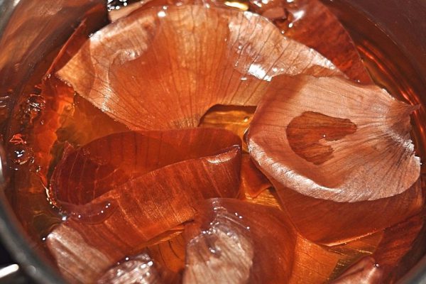 Зачем бросать луковую шелуху в суп