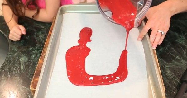 Эта мамочка решила побаловать свою дочь настоящей вкуснятиной. И чего только не придумают родители…