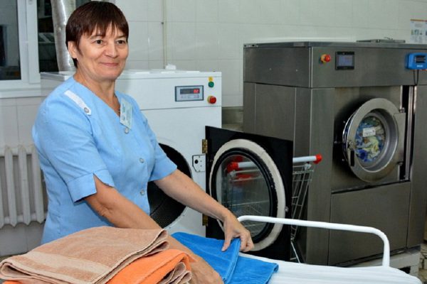 Теперь одежда не линяет! Работница прачечной поделилась секретом…