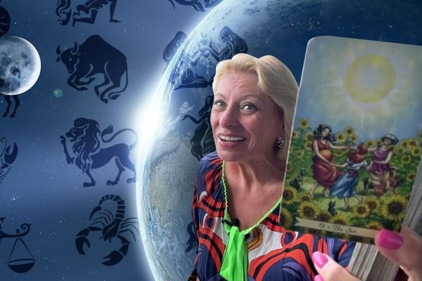 Анжела Перл вышла в эфир, чтобы сделать расклад Таро на полнолуние 24 февраля для всех знаков зодиака