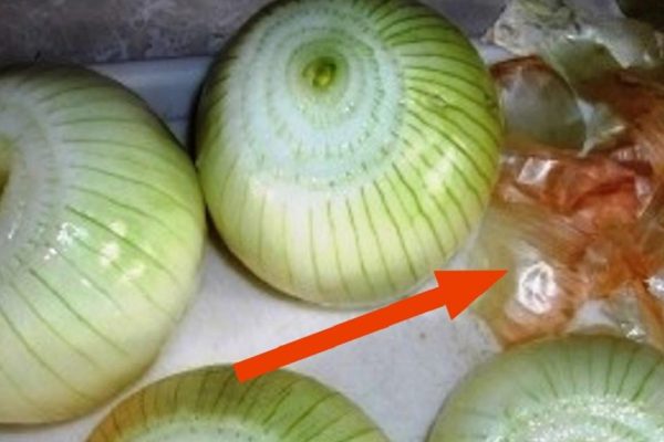 Выбрасывать луковую шелуху? Больше никогда! 6 необычных способов применения.