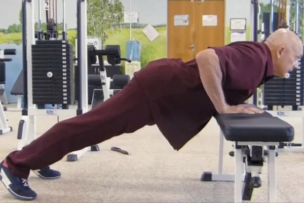 Для чего Бубновский просит отжиматься от пола даже пожилых женщин